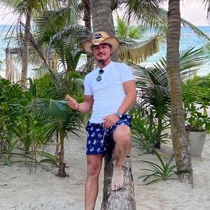 Meet your Posher, Dennis